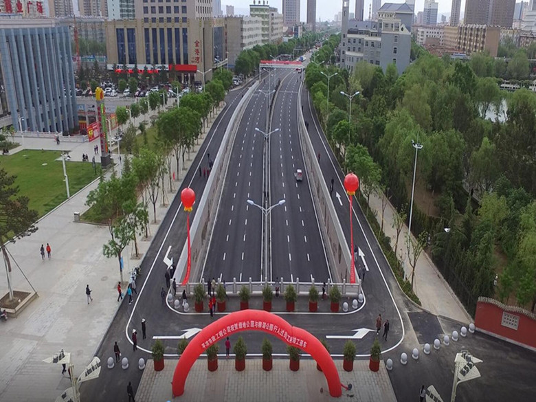 民生工程惠民生 城市形象再提升——绿地公园与柳湖公园之间行人过街设施工程竣工通车