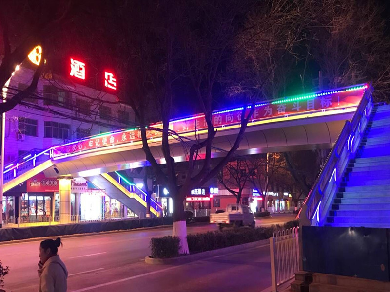 西大街文化巷口人行过街天桥正式通行